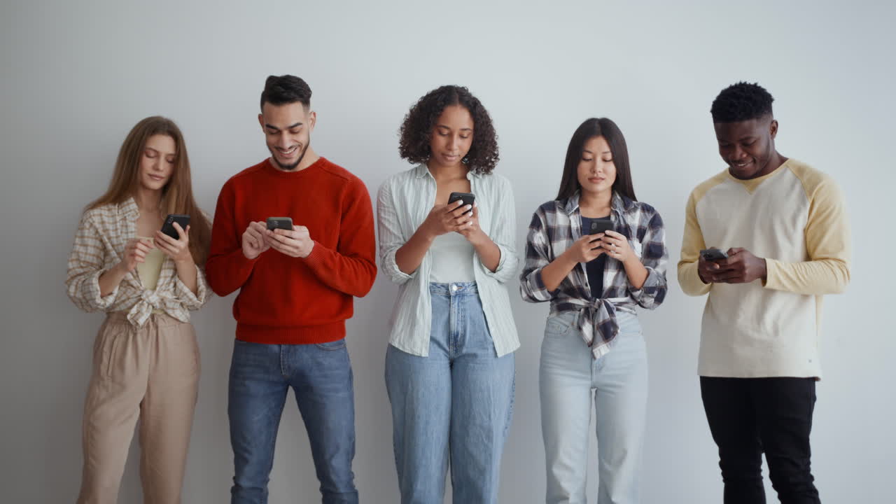 grupo de jóvenes adultos que utilizan teléfonos inteligentes