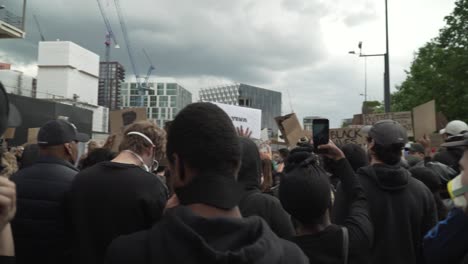 Manifestantes-De-Blm-En-Londres-Con-Carteles-Y-Aplausos