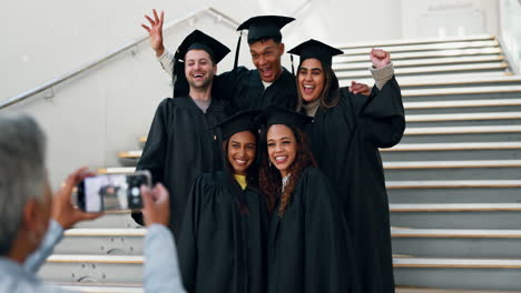 Graduado,-Amigos-Felices-Y-Foto-Con-Premio.