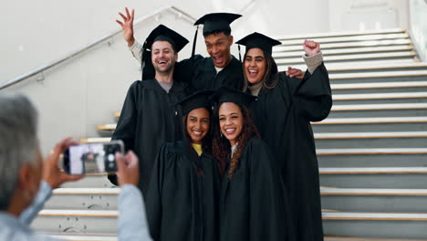 graduado, amigos felices y foto con premio