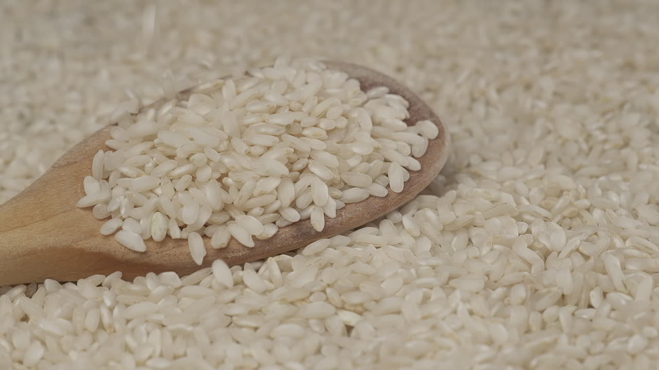 cereal de arroz blanco cayendo cuchara de madera a cámara lenta