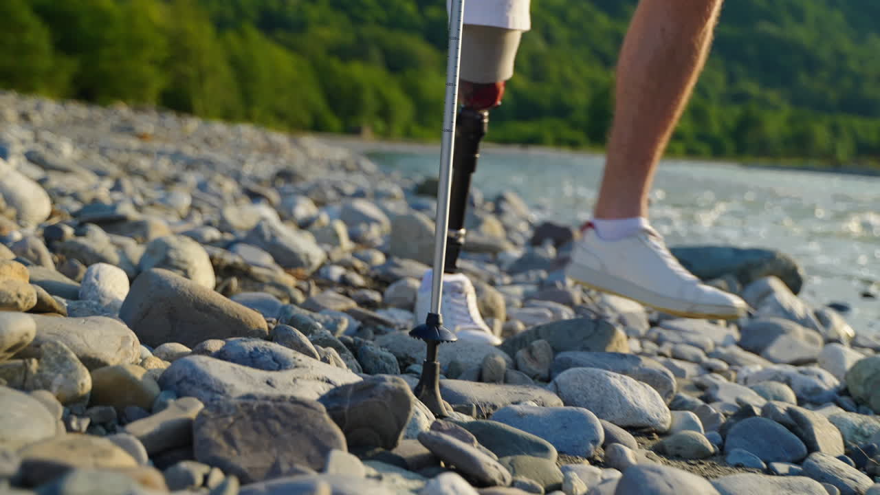 인공 다리 를 가진 사람 이 강 을 따라 산책 하고 있다