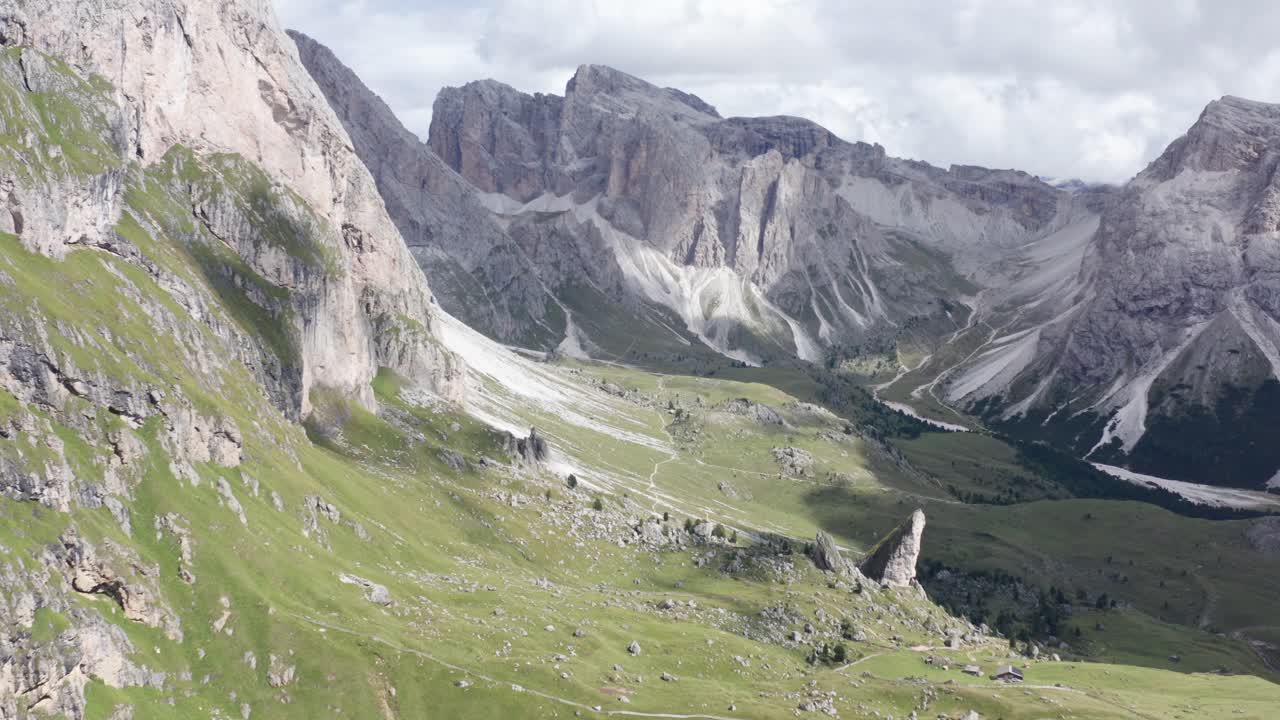 paisaje montañoso en dolomitas italianas, amplia vista aérea