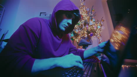hombre usando portátil rápidamente en casa decorada durante la navidad