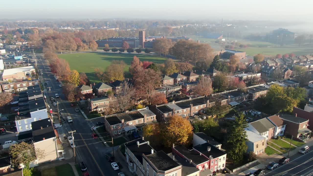 съемка с воздуха показывает городскую застройку