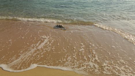 Sanfte-Wellen-An-Einem-Sandstrand-In-Santa-Cristina-Beach,-Spanien