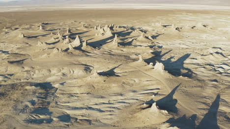 el paisaje revela una toma de los pináculos de trona en el desierto de california al amanecer