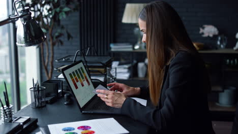 Businesswoman-working-at-workplace-with-documents.-Woman-thinking-about-project