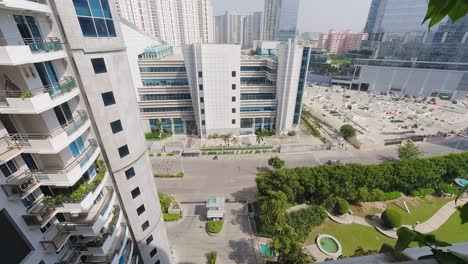 Lapso-De-Tiempo-Del-Tráfico-Mirando-Hacia-Abajo-Desde-Un-Edificio-De-Gurugram-En-India