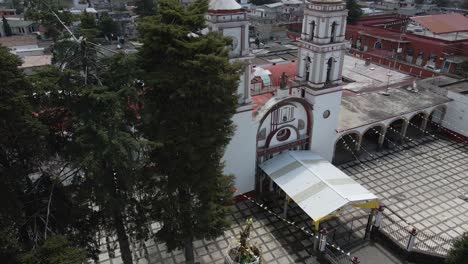 Luftumlaufbahn-Und-Rotierende-Aufnahme-Der-Kirche-Und-Des-Hauptgartens-Von-San-Gabriel-Jalisco-Mexiko