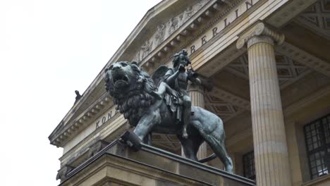 Toma-Exterior-De-La-Estatua-Del-León-De-La-Casa-De-Conciertos-Konzert-En-Berlín-Alemania-4