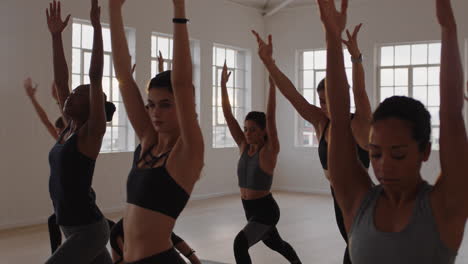 Grupo-De-Clase-De-Yoga-De-Mujeres-Multirraciales-Practicando-Pose-Guerrera-Disfrutando-De-Un-Estilo-De-Vida-Saludable-Haciendo-Ejercicio-En-El-Gimnasio-Al-Amanecer