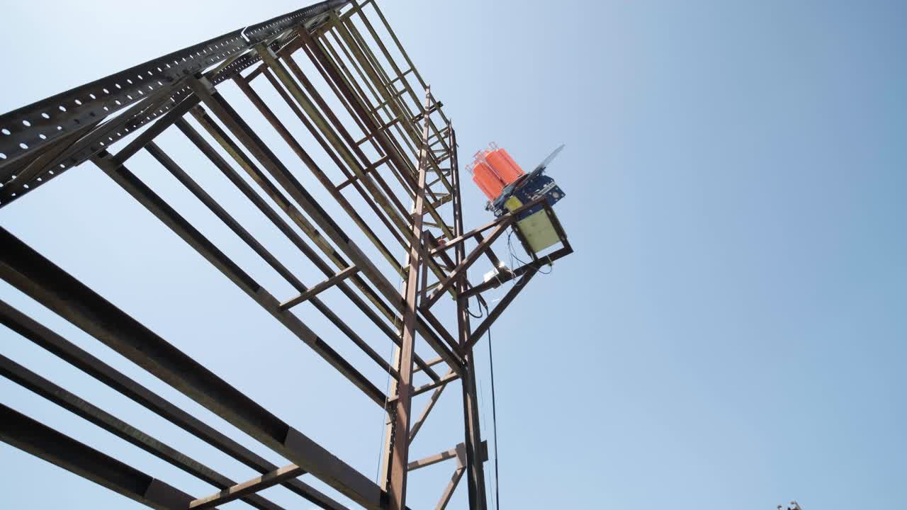 paloma de arcilla de movimiento lento desde el lado. tiro de banco en placas. tiro de banquillo v-log en platos. máquina automática para lanzar placas para disparar. máquina de lanzamiento para disparar en banquillo.