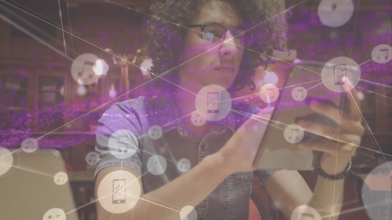 animación de un hombre biracial con una tableta a través de una red de conexiones.