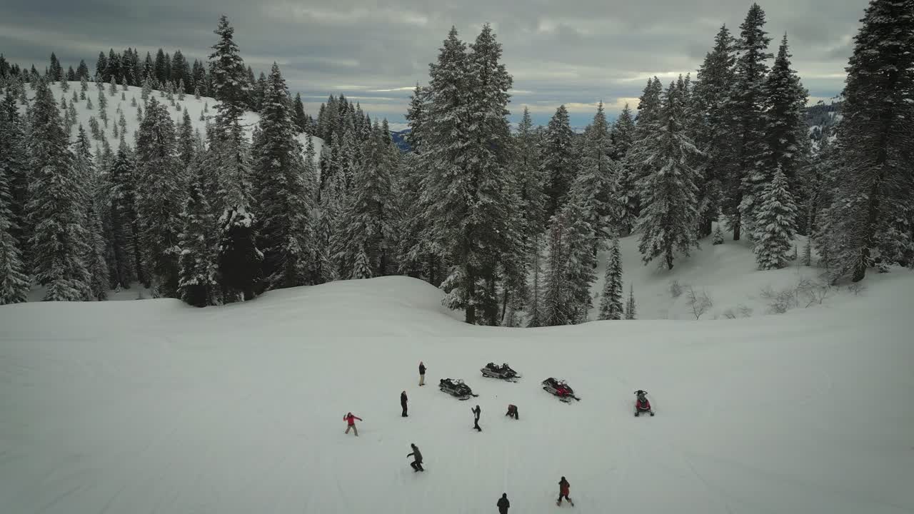 Motoslitte nelle Montagne Rocciose a Cascade, Idaho.