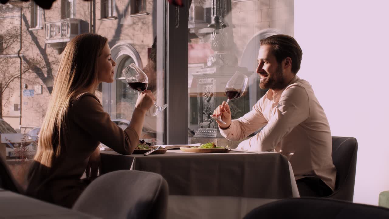 La coppia si diverte in una cena romantica