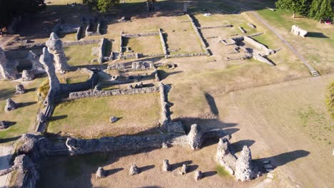 enterrar la piedra de la catedral de st edmundsbury a la luz del sol - toma aérea de un dron