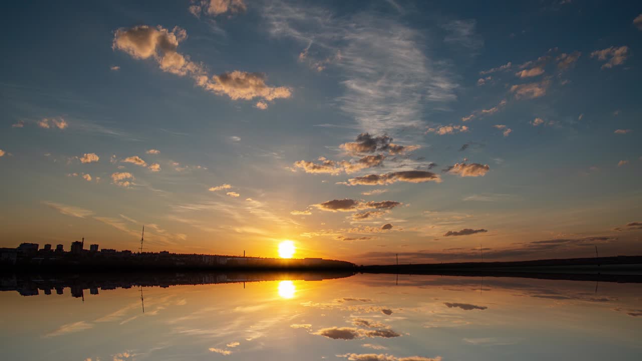 미래의 배경은 타임스, 해가 지는 장면, 타임 스 비디오 루프, 그리고 그들의 반사, 비디오 루프로 구성되어 있습니다.