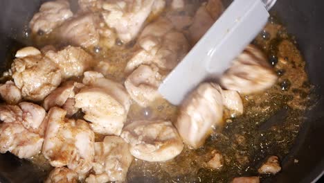 freír pedazos de pollo en una sartén