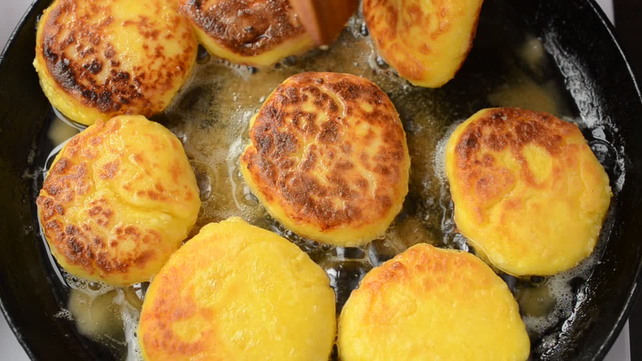 Cocinamos tartas de queso a la sartén. Sartén de hierro fundido. Cocinamos tartas de queso.