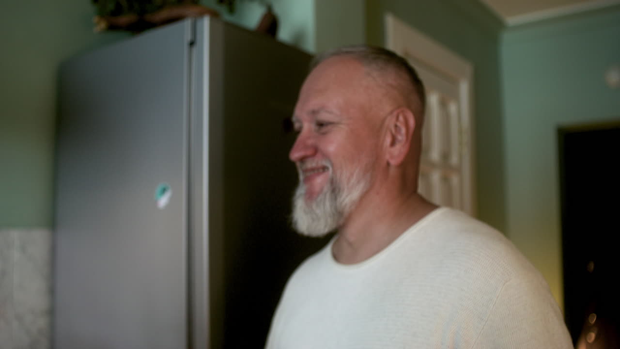 pareja bebiendo y bailando en casa