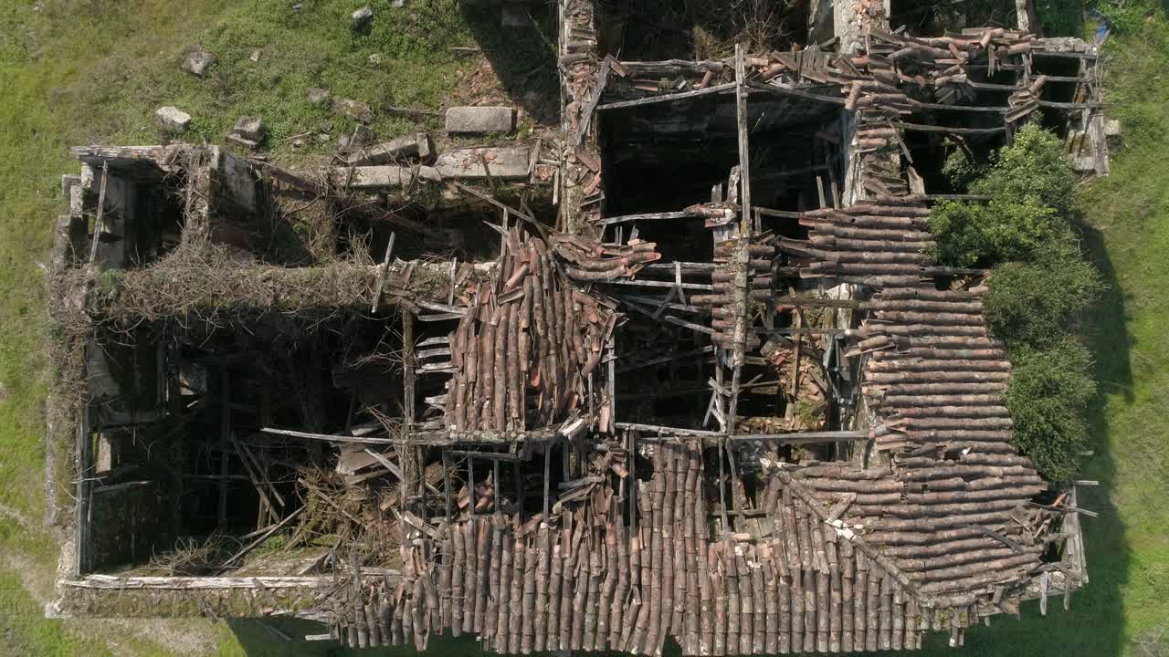 파괴 된 집 들 의 공중 사진