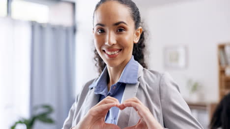 oficina, mujer de negocios y signo de corazón para la oficina