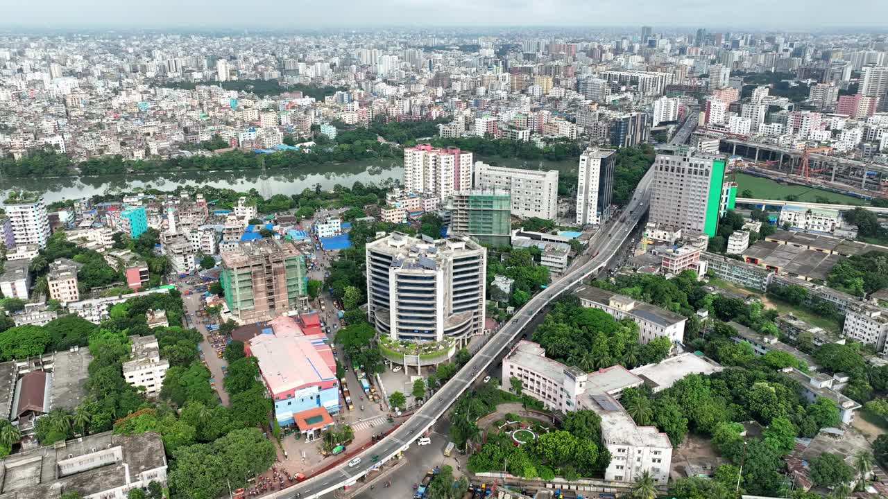 Vista aerea di una città densamente popolata con grattacieli, sviluppo infrastrutturale, superstrada sopraelevata di Dhaka e sistema di trasporto rapido di massa di Dhaka, panorama