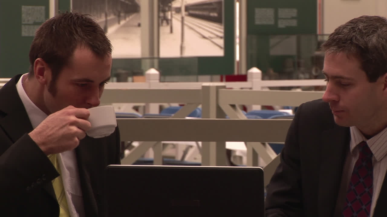 두 사업가 가 회담 을 하고 있다