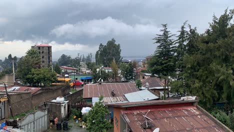 lado pobre de addis abeba, esta zona remota llamada rufael, la gente todavía vive en casas de barro