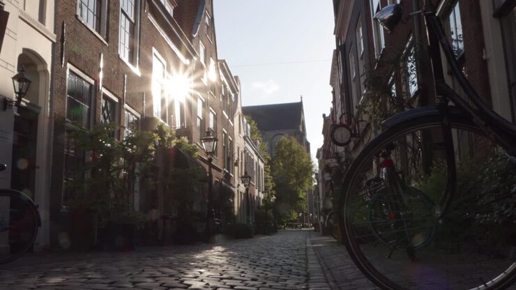 Slider-Aufnahme einer gepflasterten Gasse, in der die Pilgerväter in Leiden, Niederlande, lebten
