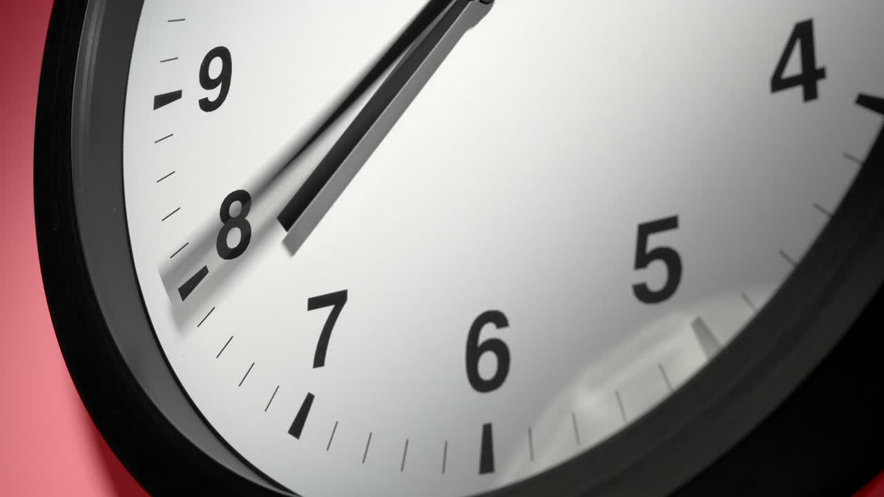 reloj en borgoña cereza roja pared en el lapso de tiempo