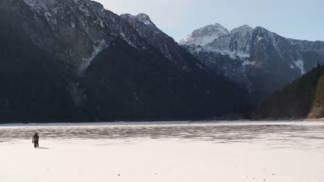 lago del predil, tarvisio - italia un lago alpino congelado en un paisaje de montaña de cuento de hadas de invierno cubierto de nieve