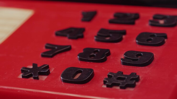 Rød retro vintage-telefon, der ringer på et beskidt bord i en gammel, forladt bygning
