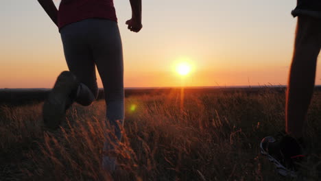 une jeune famille avec un enfant fait un jogging du soir dans la nature