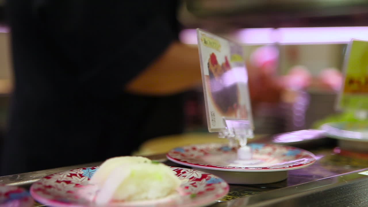 artículos de sushi viajan en una cinta transportadora en un restaurante en china 1