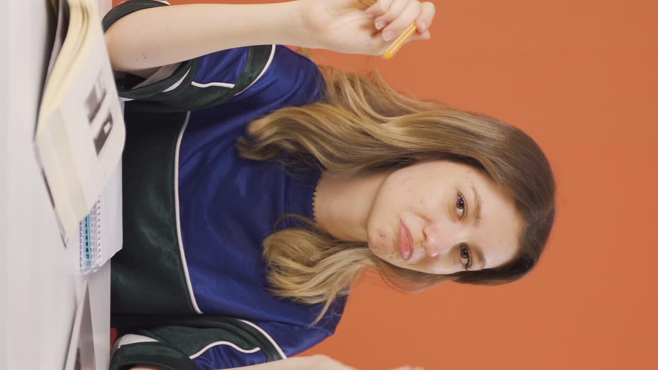 카메라를 바라보는 젊은 여성의 수직 비디오는 당신이 놀라운 것이라고 말합니다.