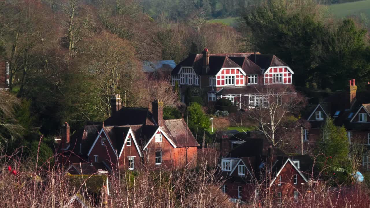 una vista de un hermoso pueblo ubicado en colinas onduladas, bosques y parque nacional