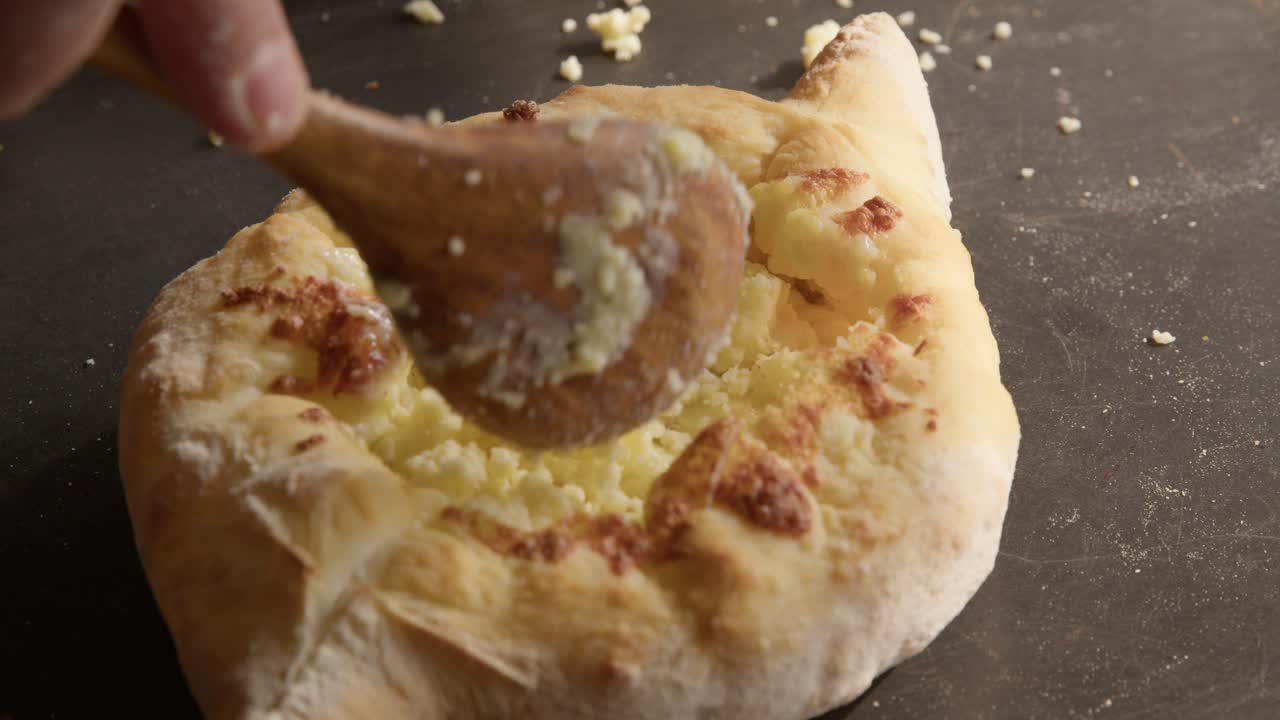 plato de queso georgiano - khachapuri, recién horneado, caliente y crujiente