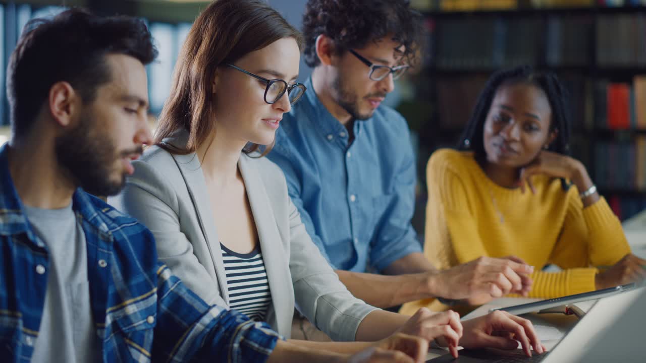 un equipo diverso de jóvenes emprendedores brillantes de internet y especialistas de oficina tienen una reunión, hablando, usando portátiles, encontrando soluciones y resolviendo problemas.