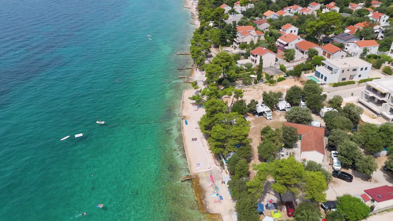 vista aérea de la playa de radmanand petrcane en zadar, dalmacia en croacia