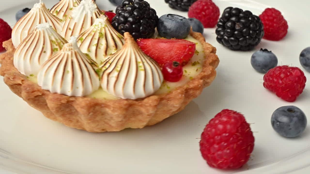 Primo piano di una crostata di frutta che ruota su uno sfondo bianco