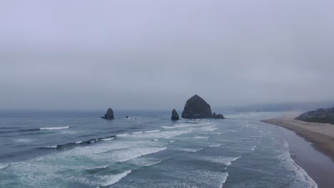 Día-Nublado-En-Cannon-Beach,-Oregon