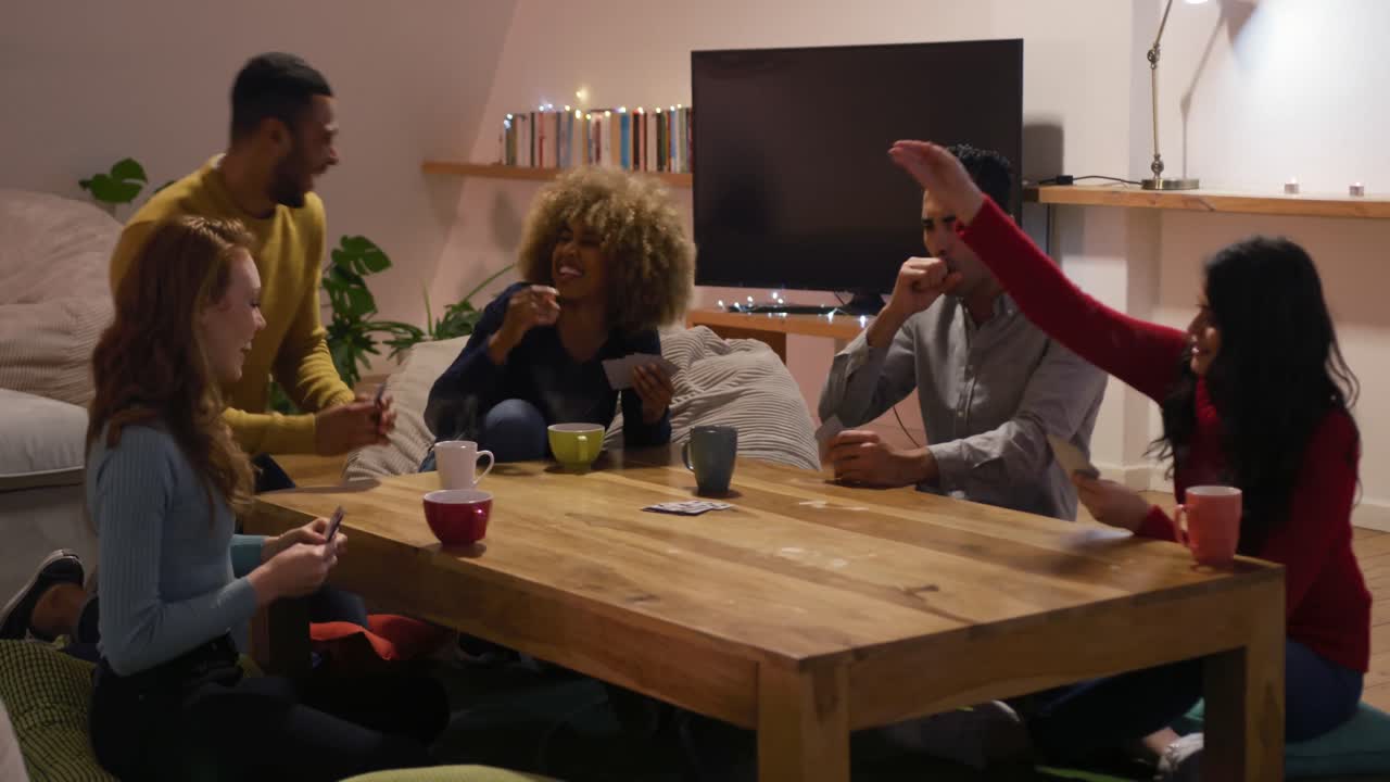 amigos adultos de la generación del milenio socializando juntos en casa