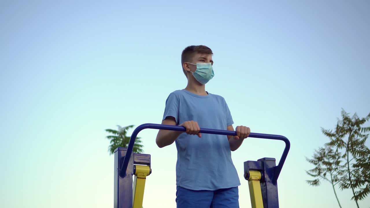 un adolescente con una máscara médica está involucrado en deportes 01