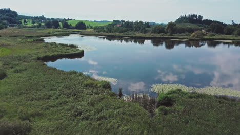 Un-Hermoso-Lago-Que-Refleja-El-Cielo