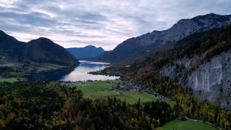 Grundlsee,-Ein-Malerischer-See-Im-österreichischen-Salzkammergut,-Herbst-Slowmo