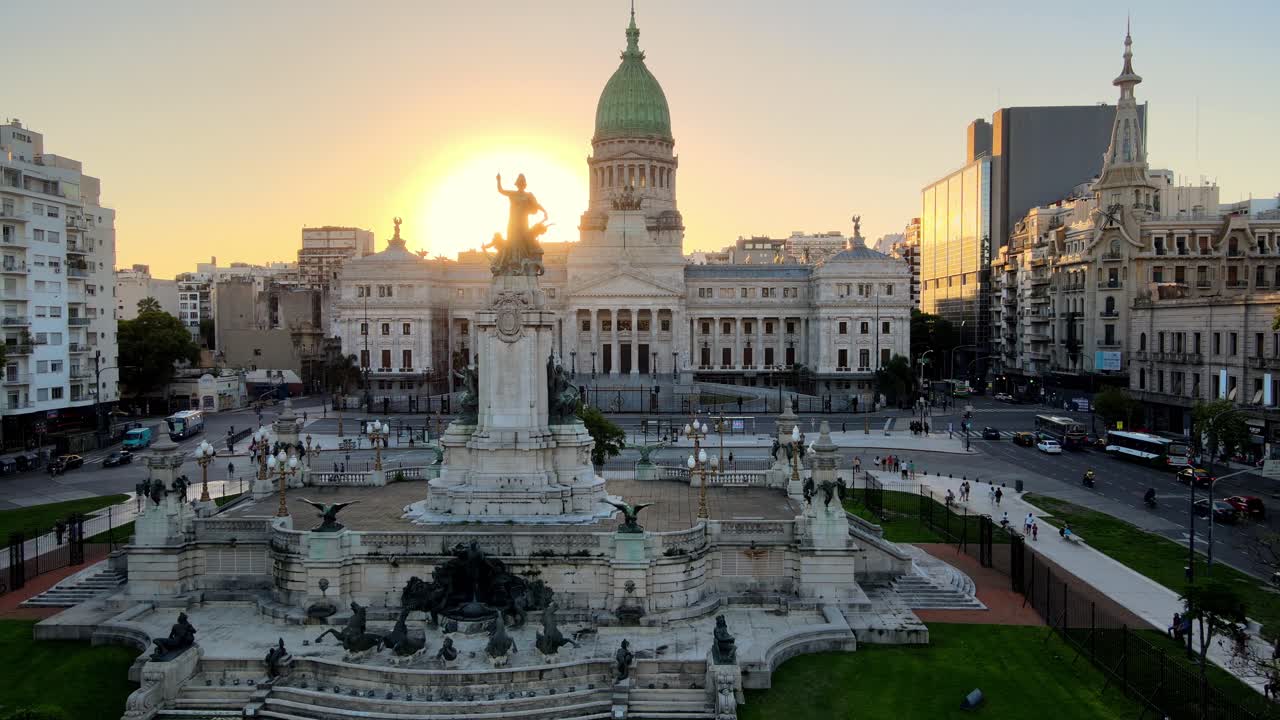 antena del monumento de dos congresos en la plaza frente al palacio de congresos argentino al atardecer en la concurrida buenos aires