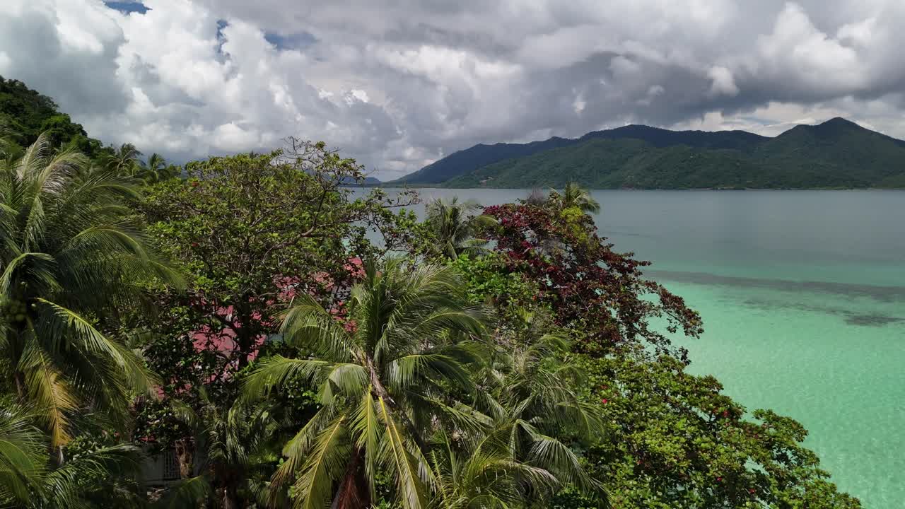 Drone footage of the serene Koh Laoya and Koh Wai in the Koh Chang Archipelago. Captures white sand beaches and coral reefs, and lush tropical jungle