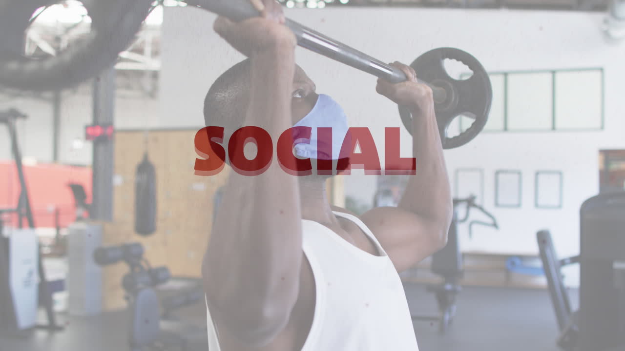 아프리카계 미국인 남성이 얼굴 마스크를 쓰고 운동을 하고 있는 모습